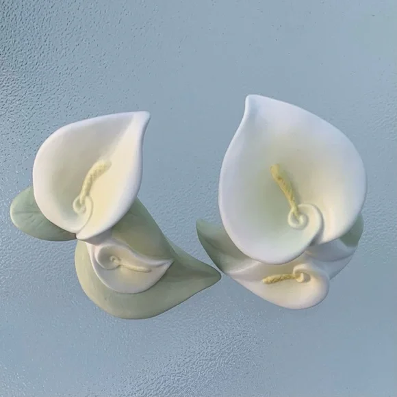 Calla Lily Porcelain Ceramic Salt and Pepper Shakers Set - Picture 5 of 6